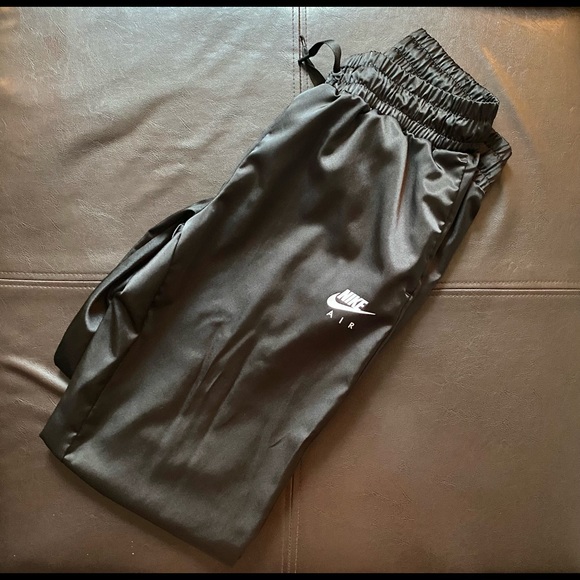 Nike Air women’s track suit in size medium. - Picture 3 of 3